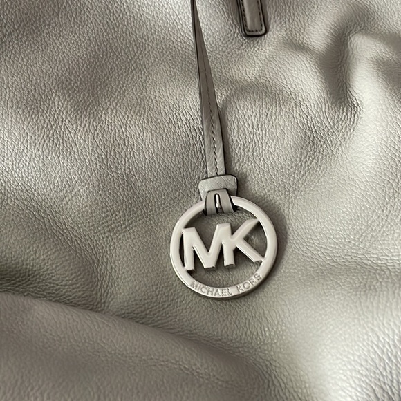 Michael Kors Izzy large reversible leather tote in Grey - Picture 8 of 10
